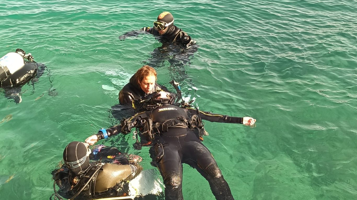 Allievi del corso Rescue Diver PADI in azione a Monopoli, con Diving Puglia D.C.