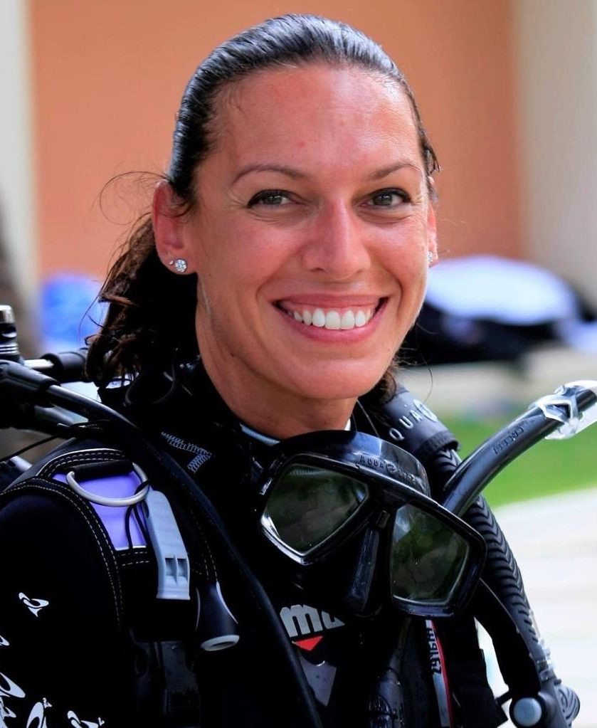 copri Jessica Rossetto, Course Director PADI di fama internazionale. Esperta in tecniche di immersione avanzate e sicurezza subacquea, Jessica è una guida ispiratrice nel settore diving, con un forte impegno nella tutela degli ecosistemi marini.