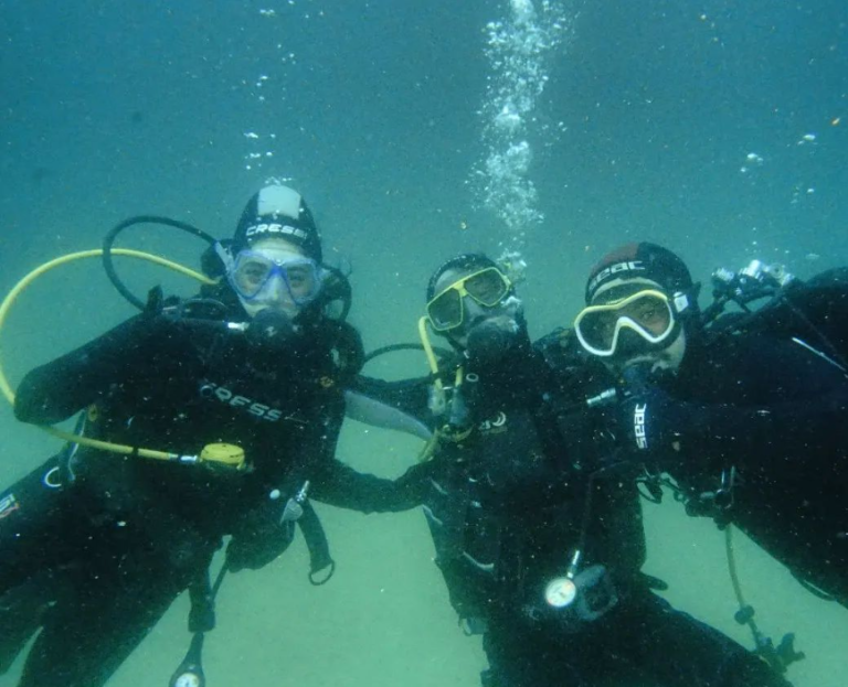 Un gruppo di subacquei che si divertono insieme