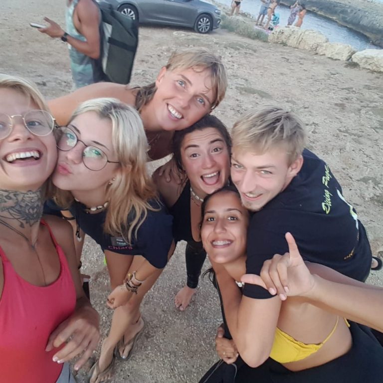 Il Divemaster Internship di Diving Puglia D.C. è un'opportunità unica per i giovani appassionati di immersioni subacquee che desiderano diventare Divemaster PADI e lavorare in un centro subacqueo internazionale.