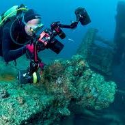 Subacqueo scatta foto durante il corso Digital Underwater Photography a Diving Puglia D.C