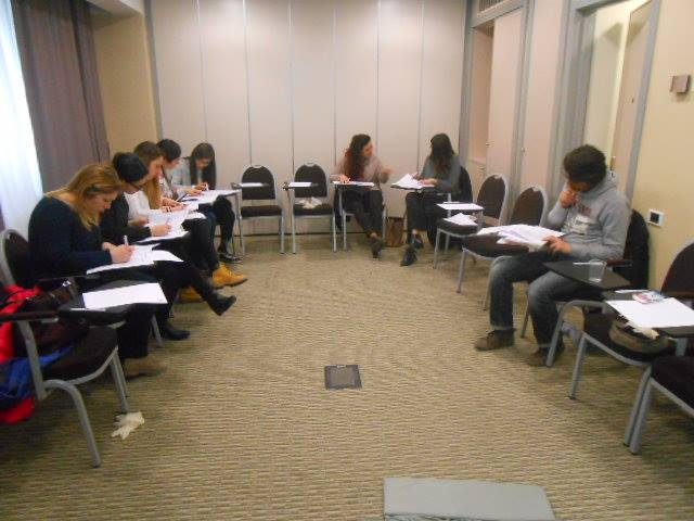 Un gruppo di persone che partecipa a un corso EFR per imparare le basi del primo soccorso.