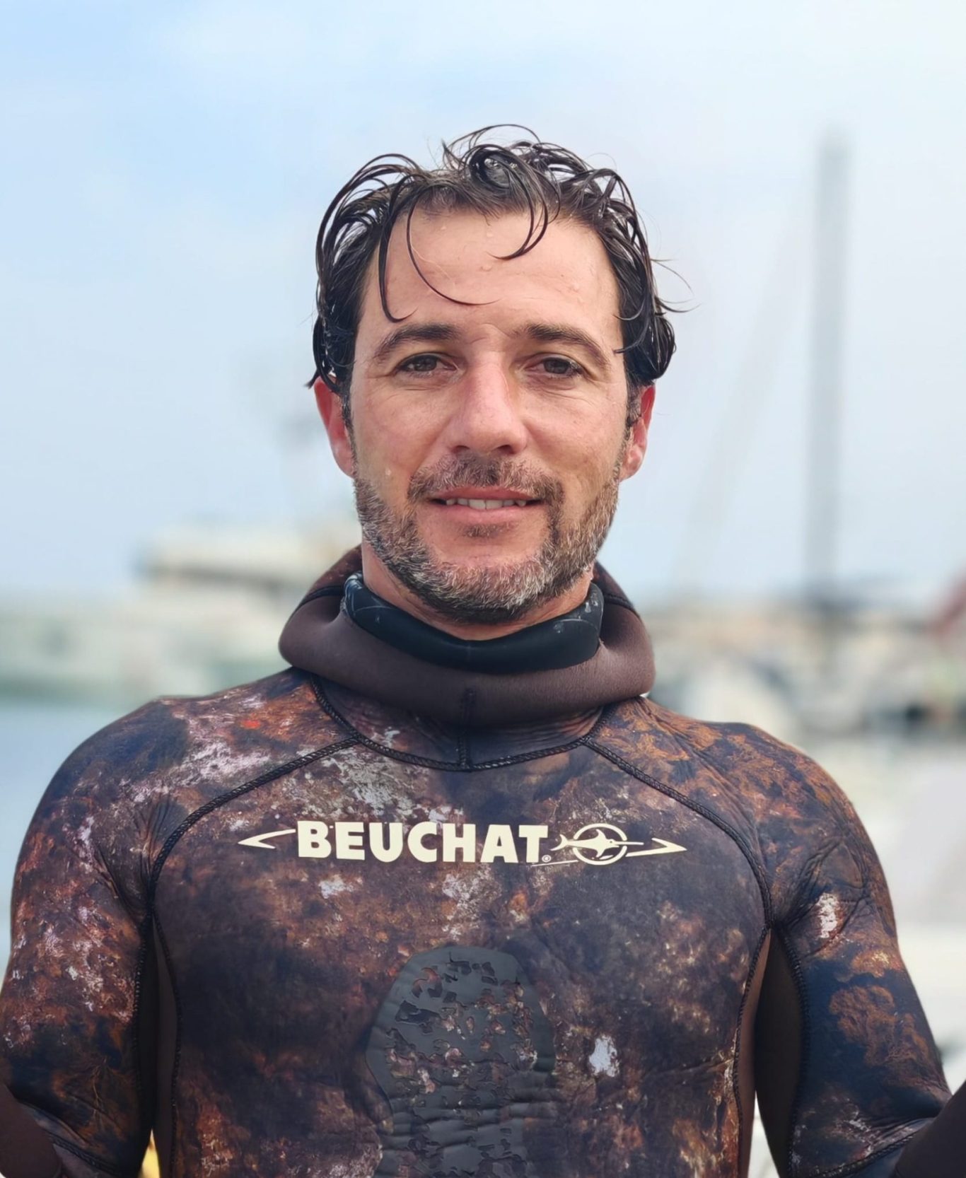 Esplora il mondo dell'apnea e della pesca subacquea con Diego D'Alessandro, campione e istruttore riconosciuto. Scopri la sua carriera di successo, la passione didattica e l'approccio unico che lo rendono un'icona nel panorama subacqueo.