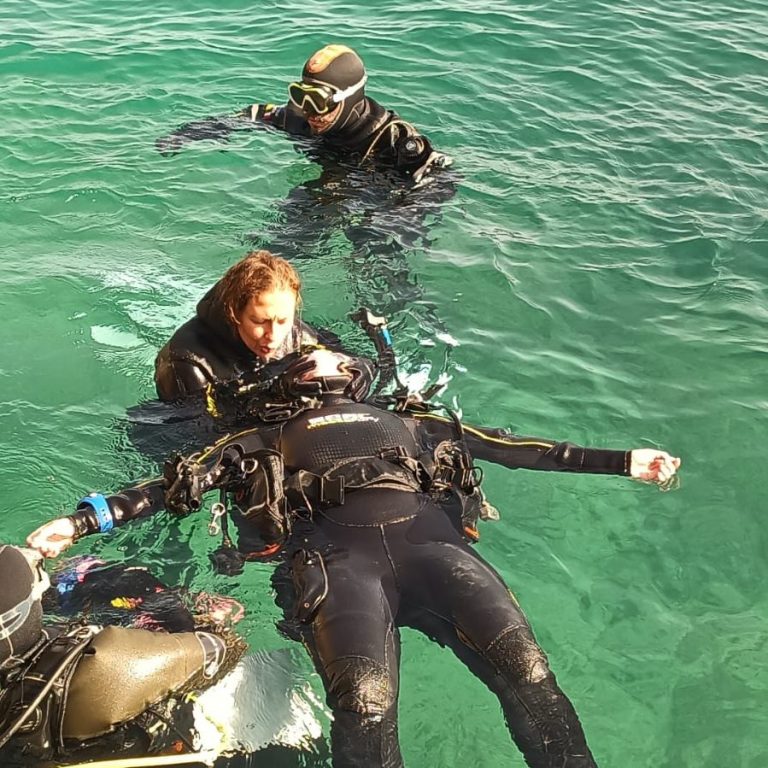 Con questo corso, imparerai a identificare e risolvere problemi subacquei, prima che diventino gravi. Imparerai anche a fornire soccorso ad altri subacquei in difficoltà.. Diving Puglia D.C. a Monopoli Italia