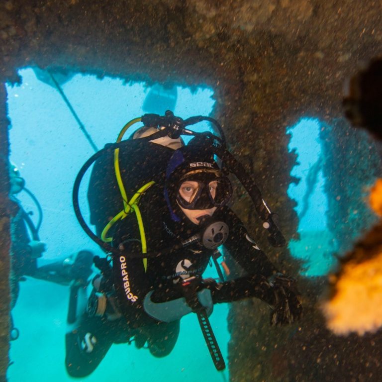 una divemaster guida un immersione in relitto a monopoli puglia italia