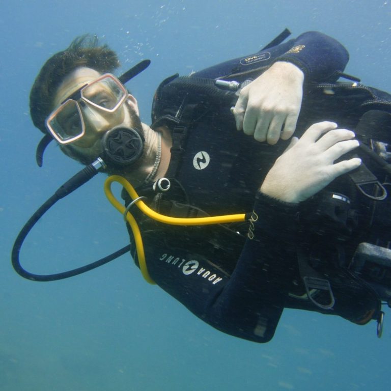 stage divemaster in italia: un divemaster si diverte in immersione in puglia monopoli